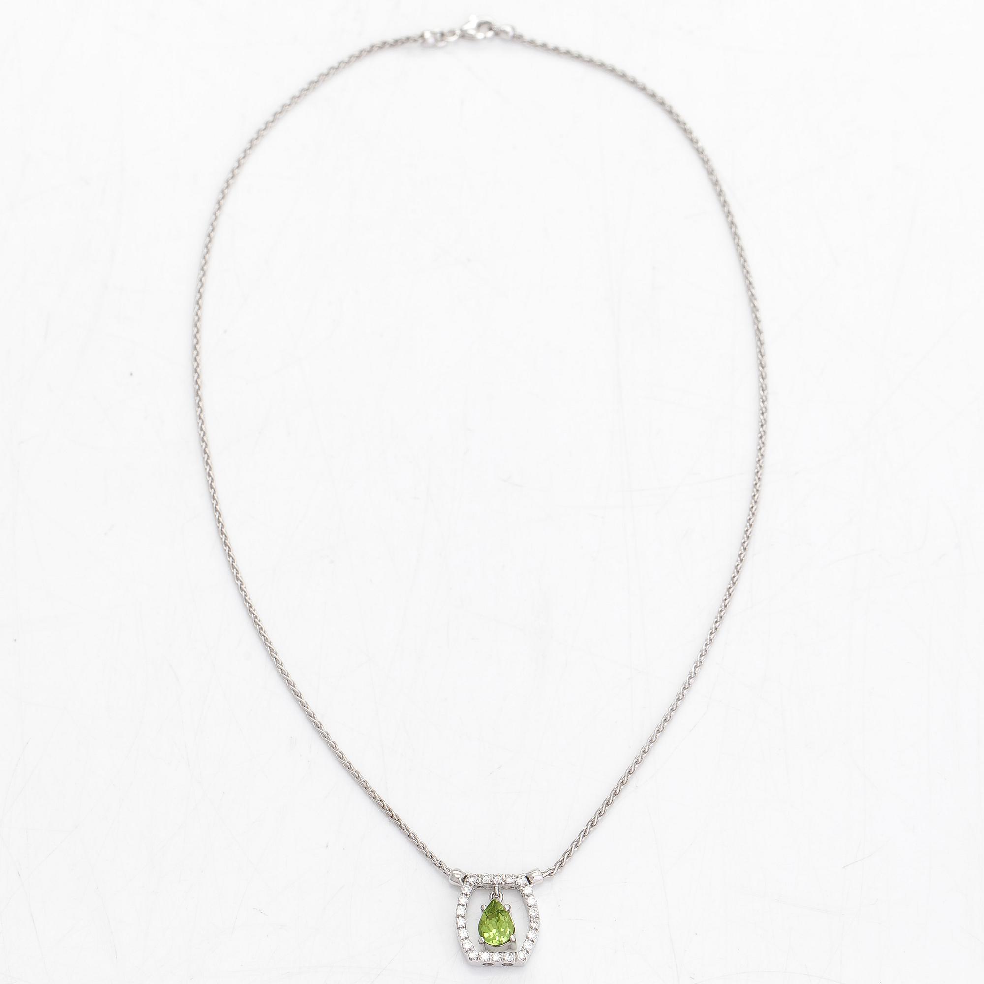 Halsband, 18K vitguld med droppformad peridot och diamanter totalt ca 0.44 ct.