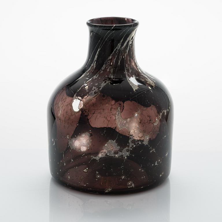 Kaj Franck, A glass vase signed Kaj Franck, Nuutajärvi Notsjö.
