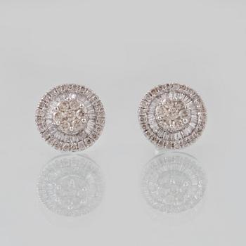 ÖRHÄNGEN, 18K vitguld med briljant och baguetteslipade diamanter ca 0.87 ct. Vikt 2,7 gram.