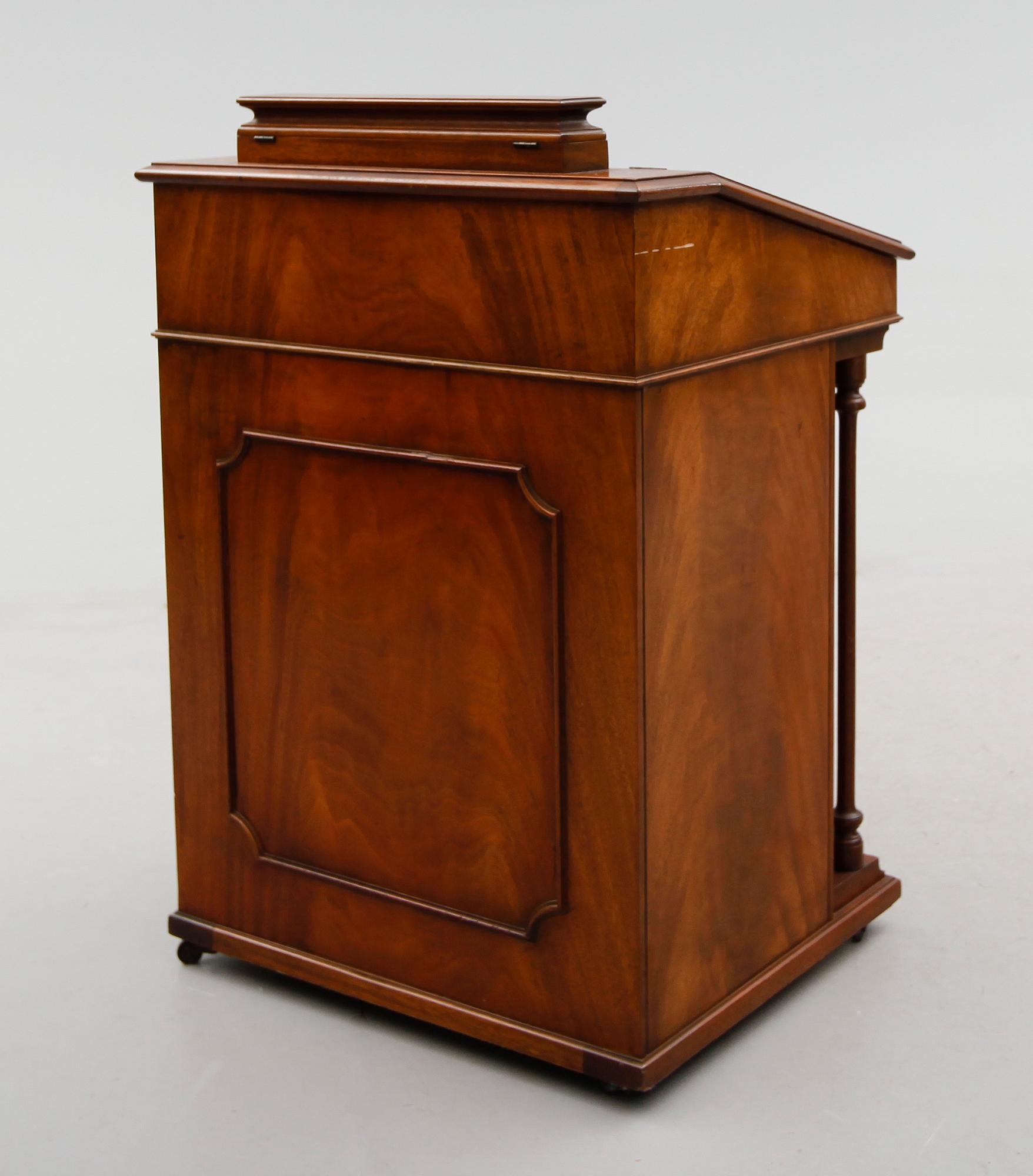 SKRIVPULPET, s k davenport, England, 1900-talets andra hälft.