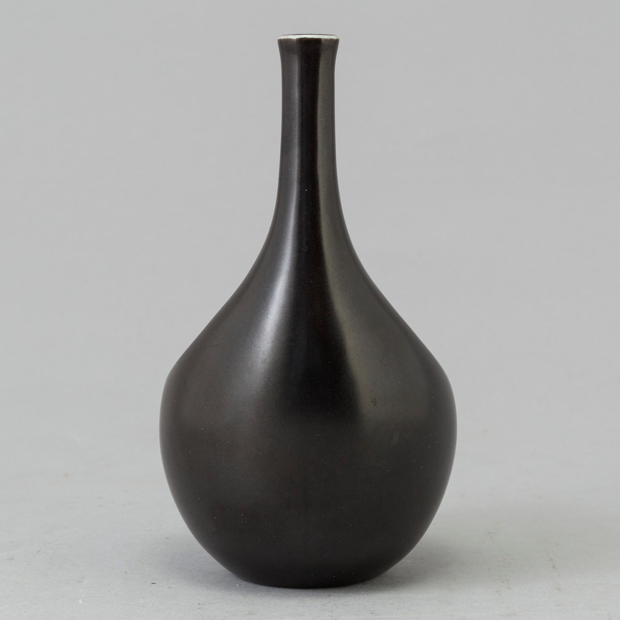 A stoneware bowl by Stig Lindberg for Gustavsberg.