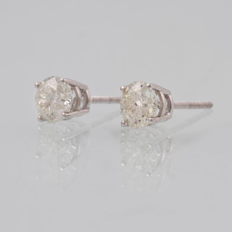 ÖRHÄNGEN, 14K vitguld med briljantslipade diamanter ca 1.00 ct. Vikt 0,9 gram.