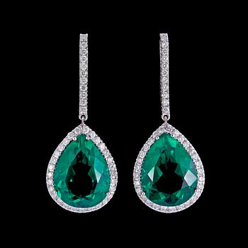 1019. A pair of green quartz and brilliant cut diamond earrings, tot. 1.20 ct.