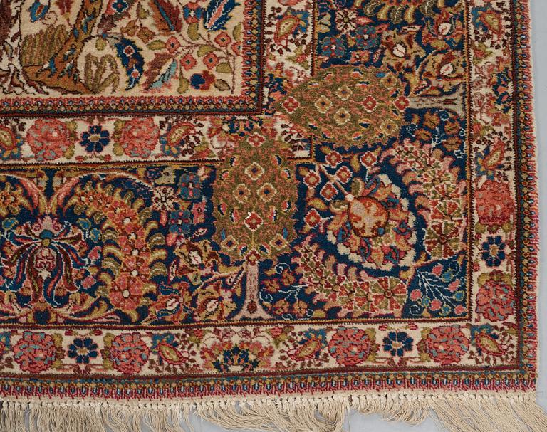 A CARPET, a semi-antique Tabriz, ca 297,5 x 195 cm.