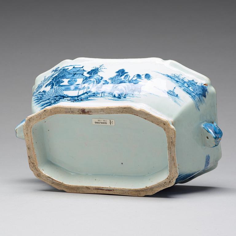 A blue and white tureen with cover, Qing dynasty, Qianlong (1736-95).