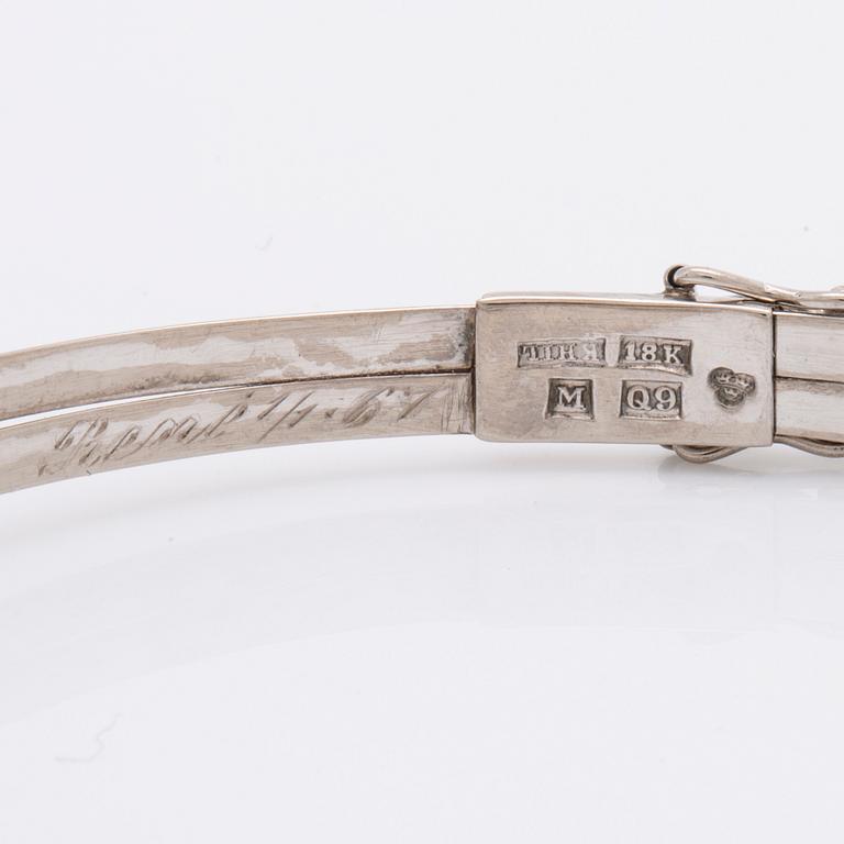 Armring 18K vitguld 1 odlad pärla ca 7,5 mm och 6 diamanter 8/8, stämplad K HIL Helge Larsson Malmö 1966, ca 16 cm.