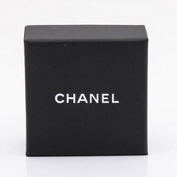 Chanel earrings, metal and costume pearls, approx 1,5 x 4 cm, original case and box.