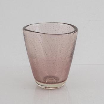 Gunnel Nyman, a glass vase, Nuutajärvi, Finland 1948.
