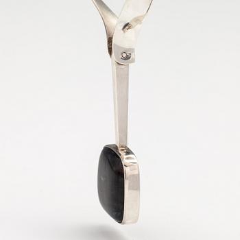 Olavi Wehmersuo, A sterling silver neckalce with a spectrolite. Kaunis Koru, Helsinki 1974.