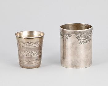 BÄGARE, 2 st, samt vas, silver, Moskva, Ryssland. Omkring 1900. Vikt ca 154 g.