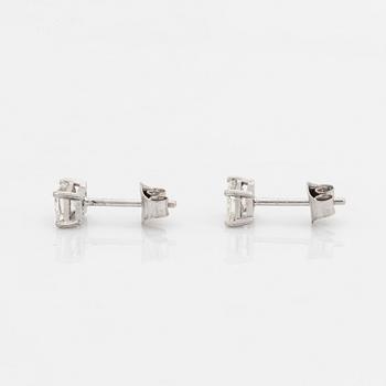 Örhängen med radiantslipade diamanter totalt 1,01 ct, med GIA dossier.