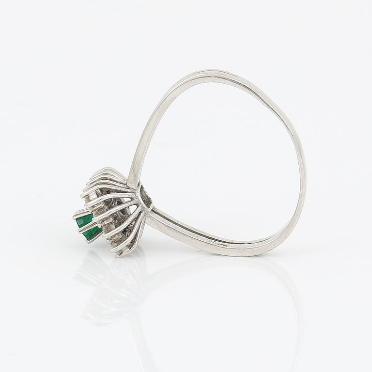 RING, vitguld 18K, diamanter, smaragd. 1900-talets andra hälft. Vikt ca 4 gram.