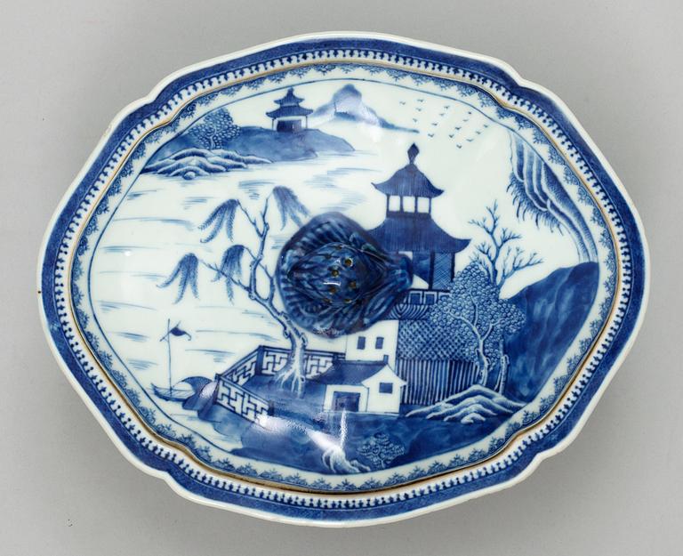 A blue and white vegetable tureen with cover, Qing dynasty, JIaqing (1796-1820).