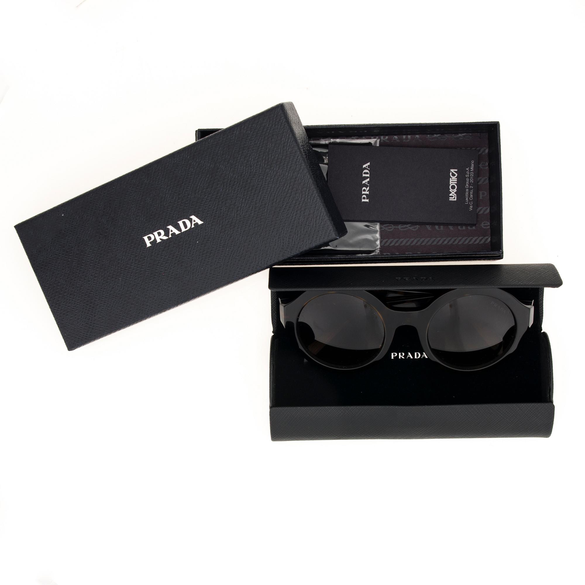 SOLGLASÖGON, Prada.