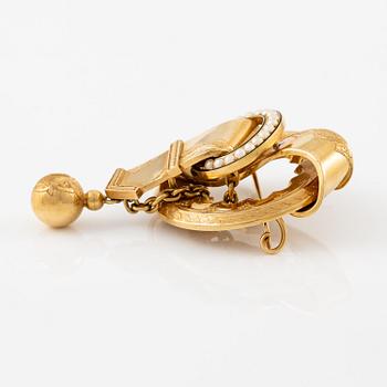 A brooch in 18K gold with pearls and black enamel.