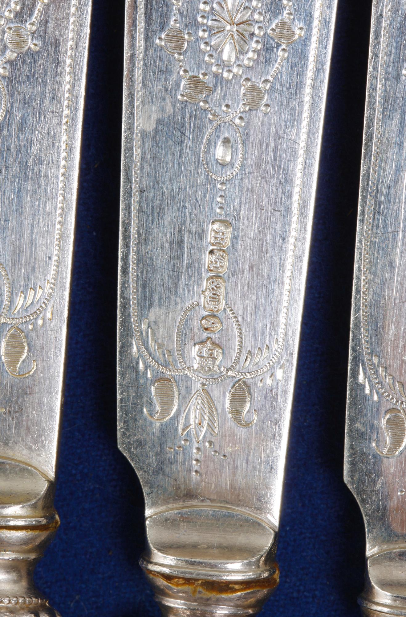 FISKBESTICK. Vitmetall, England, 47 delar.