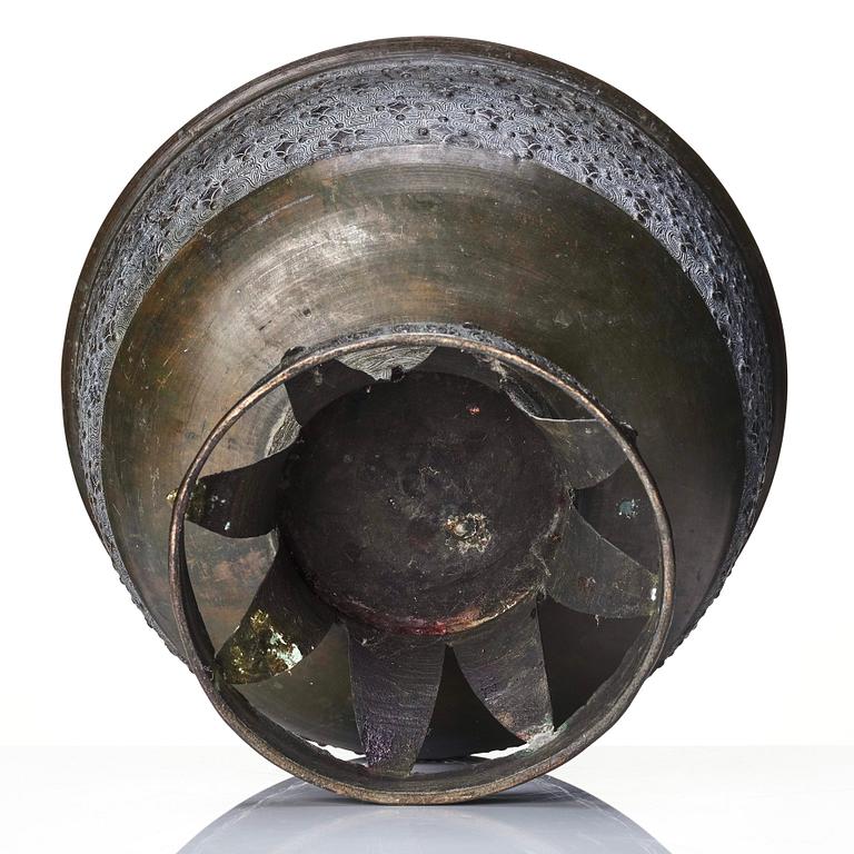 A Japanese bronze censer/vessel, Edo Period (1603-1868).