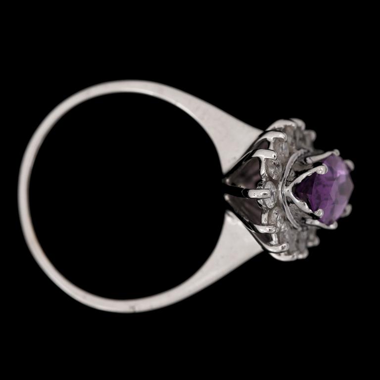 RING, 14k vitguld med navettslipad ametist ca1,65ct och briljantslipade diamanter tot ca0,42ct. 2000-tal. Vikt 3,1g.