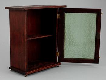 VÄGGSKÅP, Louis XVI-stil, 1900-tal.