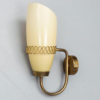 MAURI ALMARI, a mid 20th Century brass wall light from Idman, Finland.