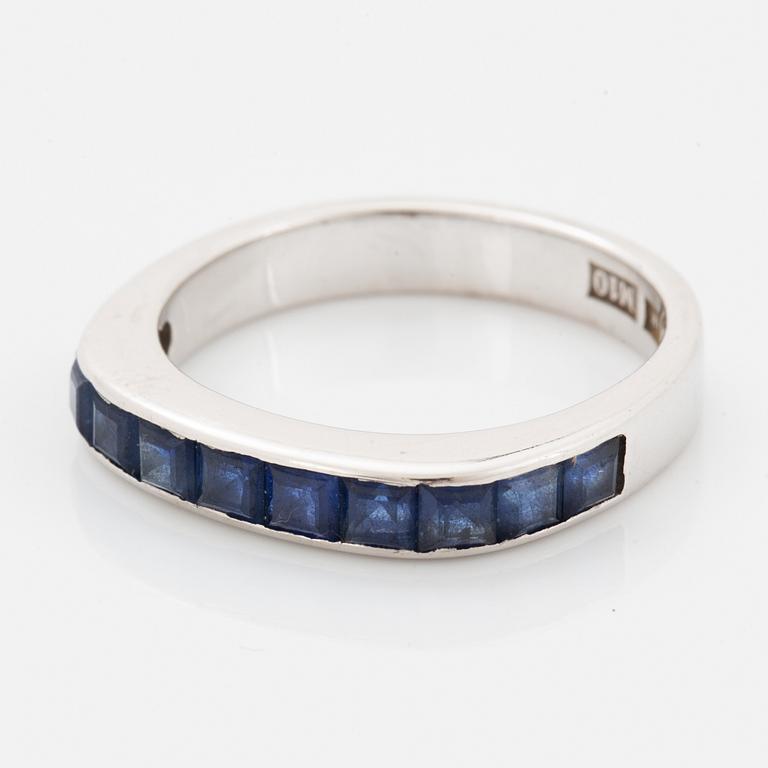 Calibré-cut sapphire ring.