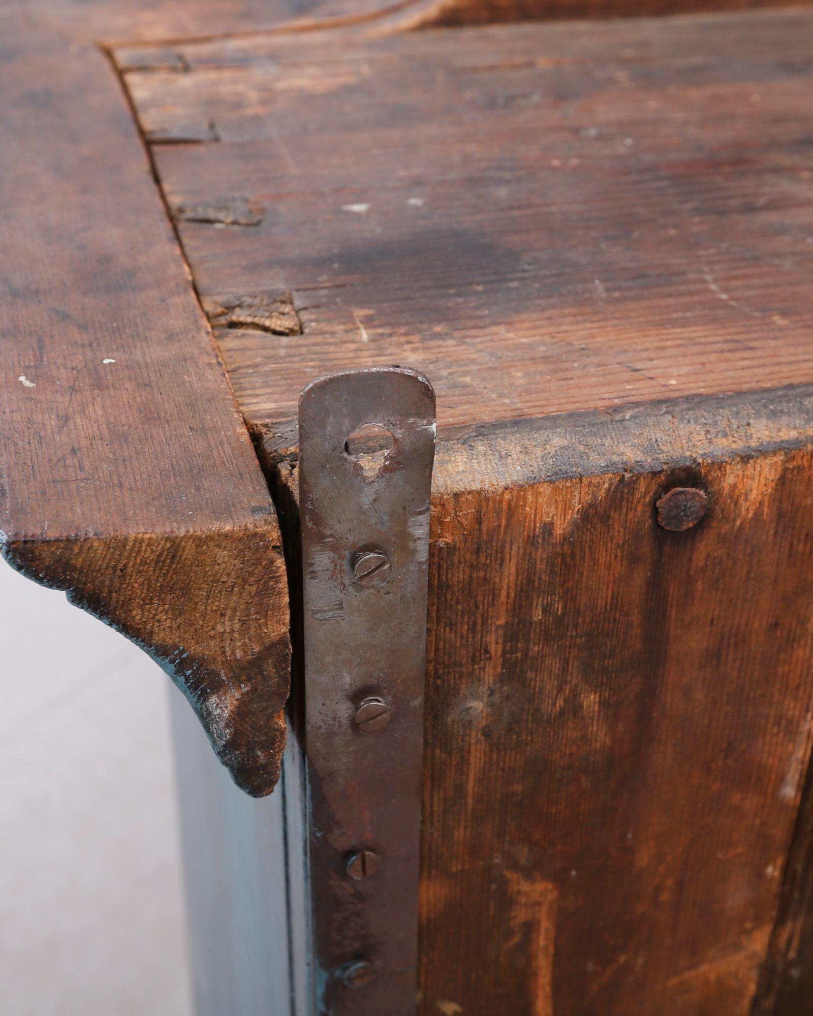 HÄNGSKÅP, 1800-talets första hälft.