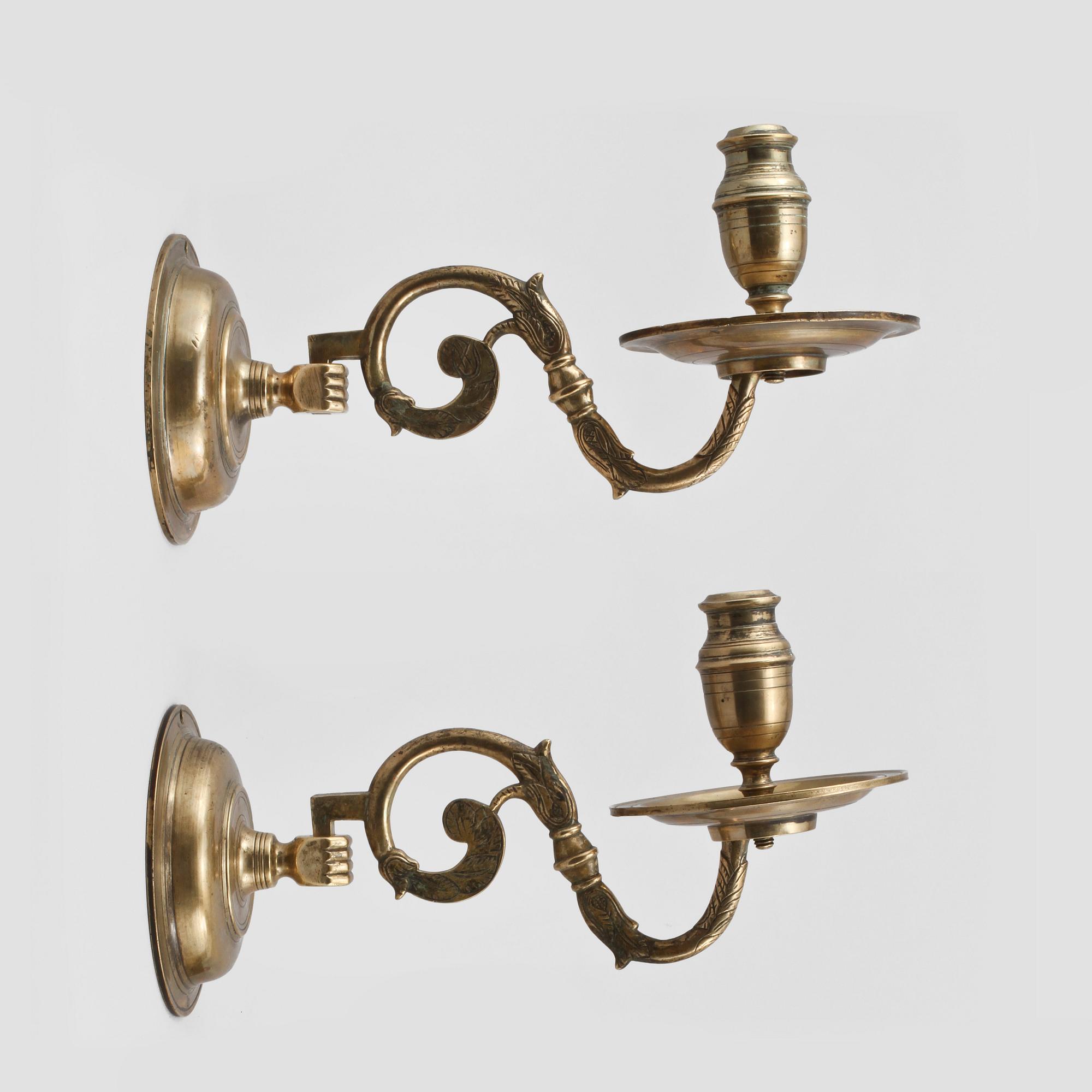VÄGGLAMPETTER, ett par, mässing, 1700-tal.