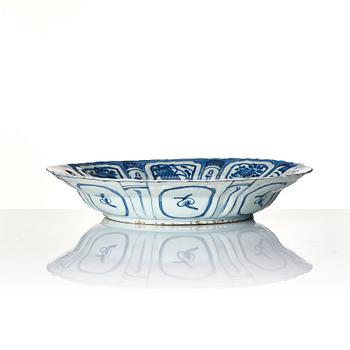 A blue and white dish, Ming dynasty, Wanli (1572-1620).