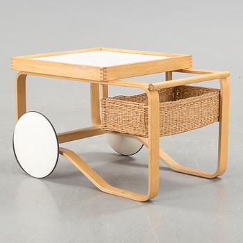 ALVAR AALTO, serveringsvagn, modell 900, Artek, Finland, 1900-talets andra hälft. Modellen formgiven 1937.