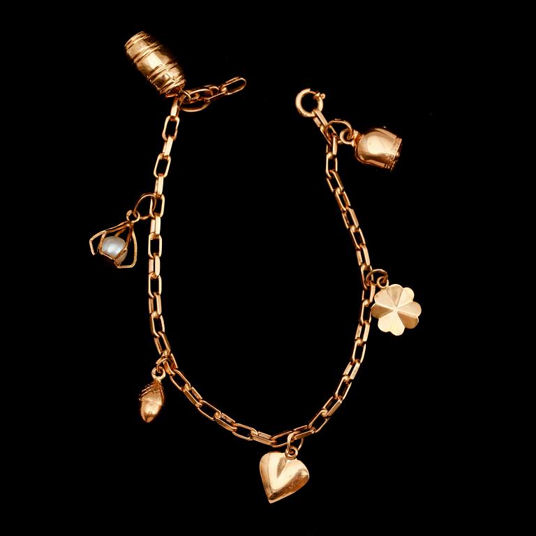 ARMBAND, 18 k guld med 6 berlocker. Vikt ca 11 g.
