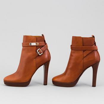 A pair of brandycoloured leather bootie by Raplh Lauren.
