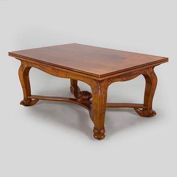 Karl Tirén, An Art Nouveau mahogany dining table with twelve chairs, A.B Naeslunds Möbelfabrik i Umeå, approx. 1901.