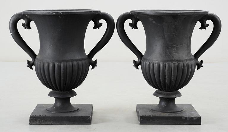 TRÄDGÅRSURNOR, 2 st, sandgjuten aluminium, Byarums Bruk, 1900/2000-tal.
