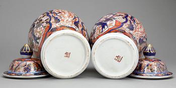 LOCKURNOR, ett par, porslin, Japan 1900-tal.