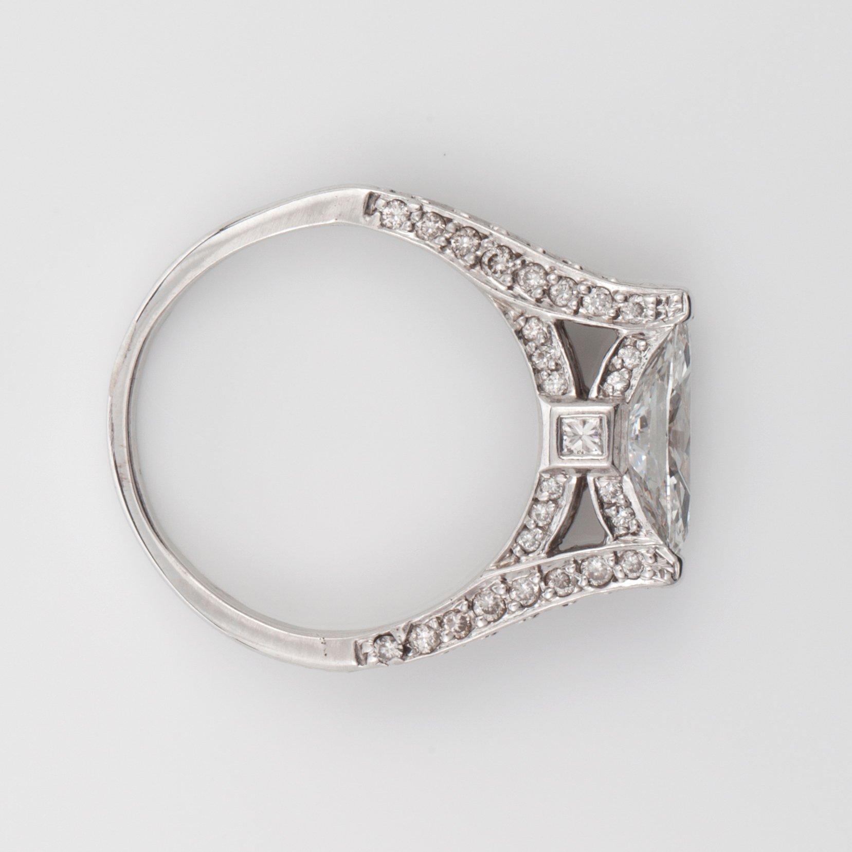 RING med marquiseslipad diamant ca 0.85 ct, samt briljant- och princesslipade diamanter totalt ca  0.75 ct.