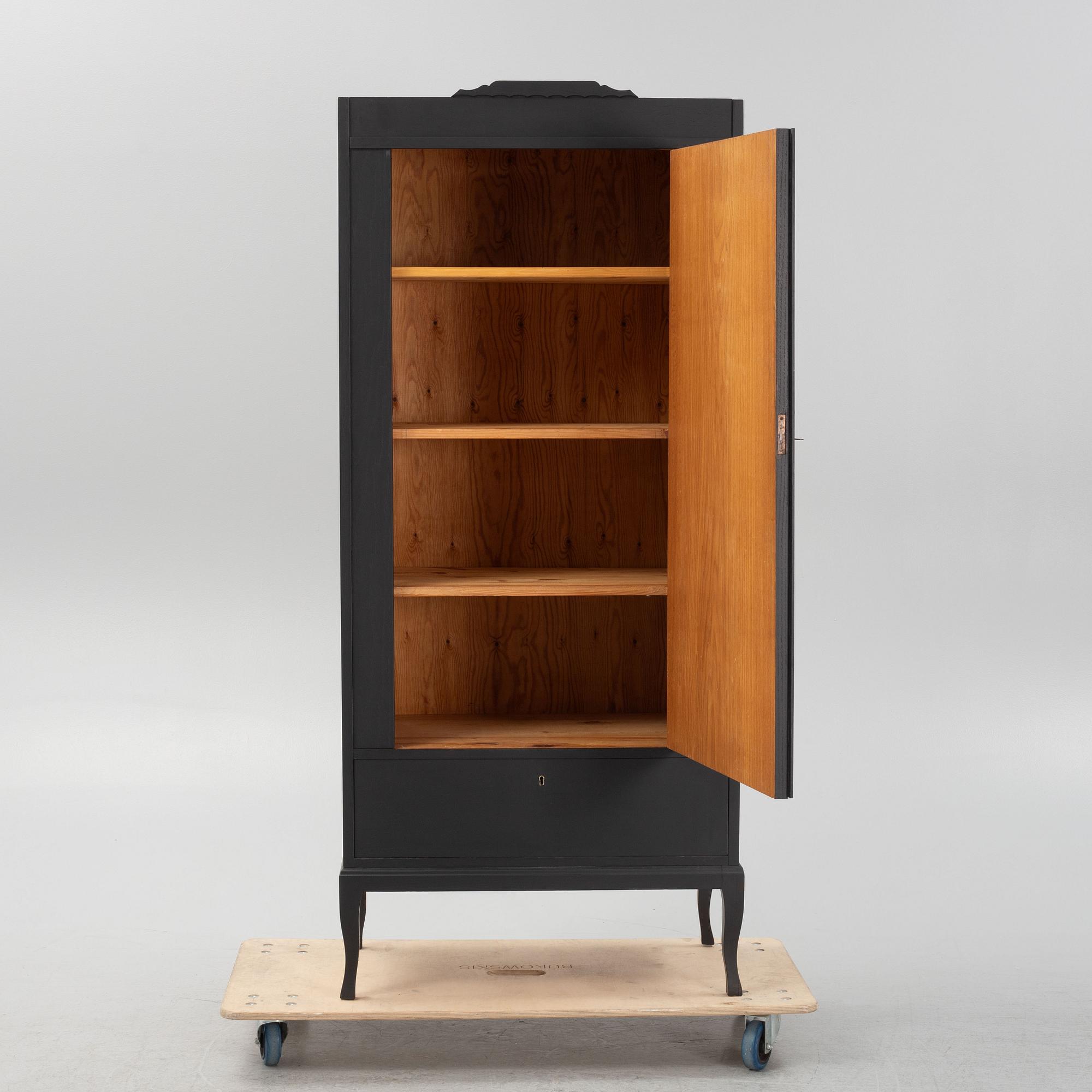 Klädskåp, 1900-talets första hälft.