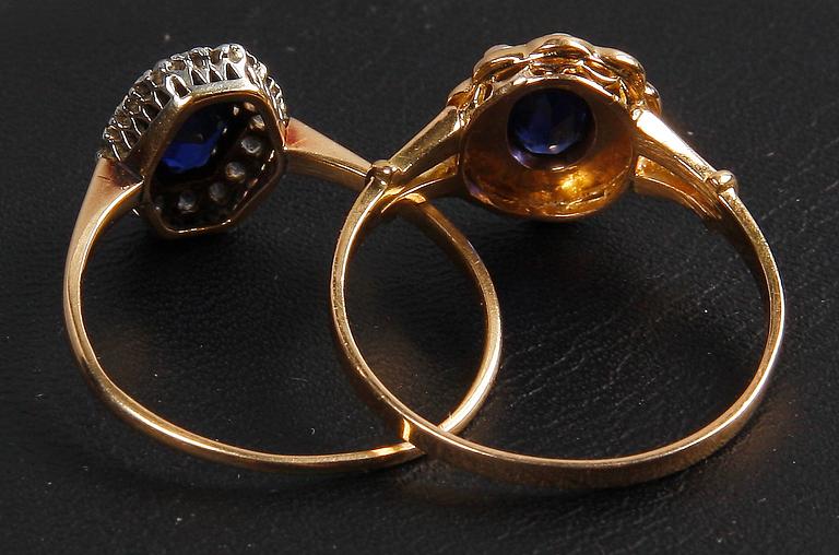 RINGAR, 2 st, guld 18K, safir och diamanter resp safir och pärlor.