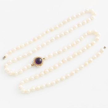 Necklace with cultured pearls, clasp by Stigbert in 18K gold with cabochon-cut amethyst.