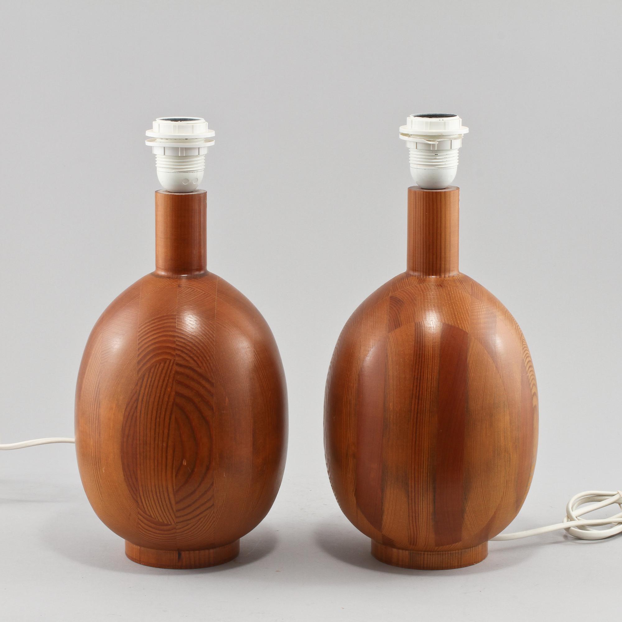 BORDSLAMPOR, ett par, Markslöjd, Kinna, 1900-talets andra hälft.