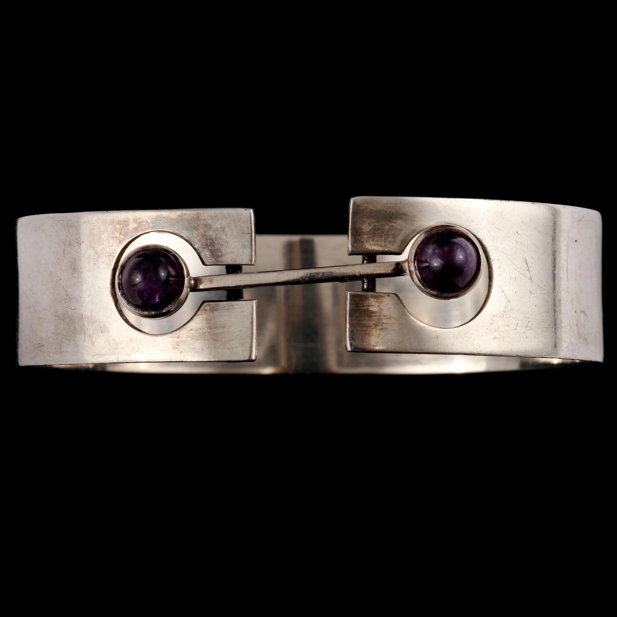 ARMRING, silver samt cabochonslipade ametister, importstämplad. Vikt 33 g.