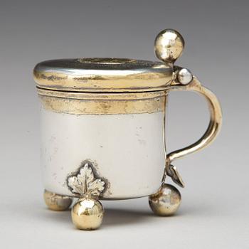 Johan Lorenz Starin, miniatyrdryckeskanna, silver, Stockhom 1742. Senbarock.