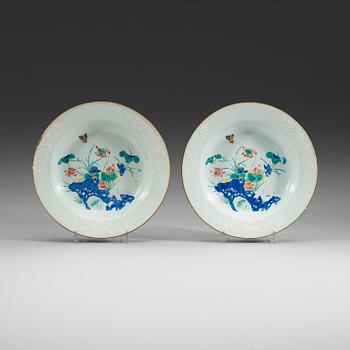 412. A pair of deep dishes, Qing dynasty, 18th century.