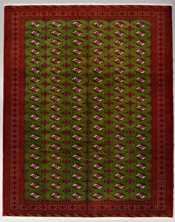 MATTA, Turkmen, ca 387 x 310 cm.