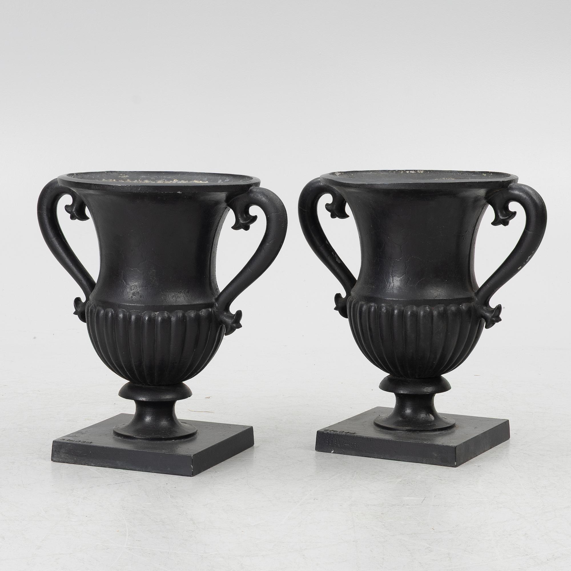 A pair of "Prakturnan" urns, Byarums Bruk, 21st century.