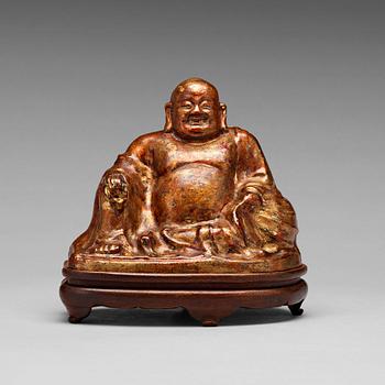 642. A seated figure of a bronze buddai, 17th/18th Century.