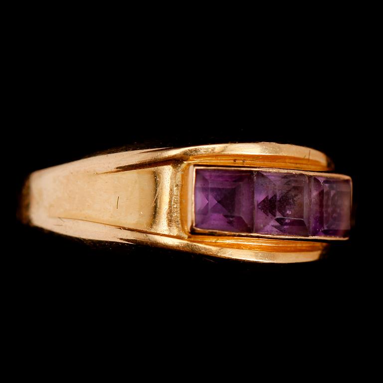 RING, 18 k guld, med 3 amestister. Vikt med stenar ca 4 g.