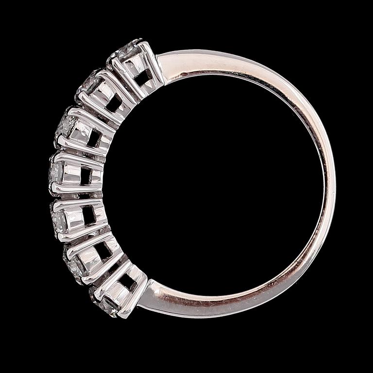 RING, 18K vitguld, 7 briljantslipade diamanter tot ca 1.46 ct.