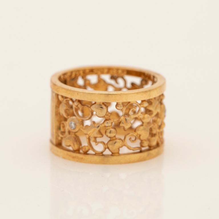 Ole Lynggaard, ring, 18K gold with brilliant-cut diamonds.
