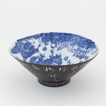 A large Japanese bowl, 20th Century, signed.