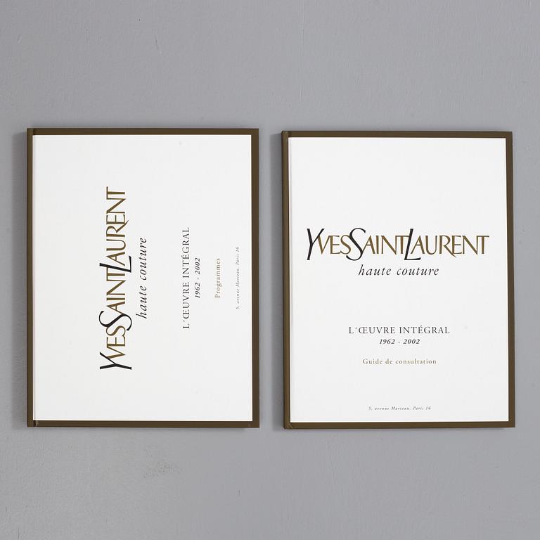 "YVES SAINT LAURENT. Haute Couture. L'OEUVRE INTÉGRAL 1962-2002". Ltd edition om 500 i specialtillverkad trälåda.